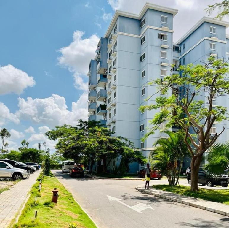 un edificio blanco alto al lado de una calle en Inviting 5-Bed Apartment in Luanda, en Luanda