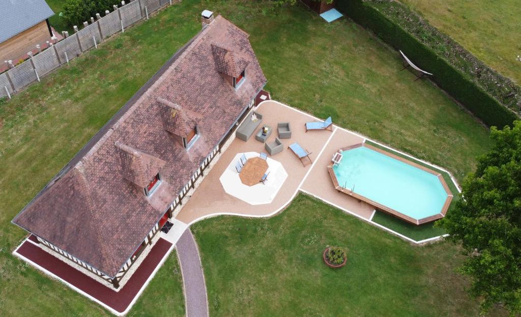 an overhead view of a house with a swimming pool at Augettes Longère normande in Saint-Hymer