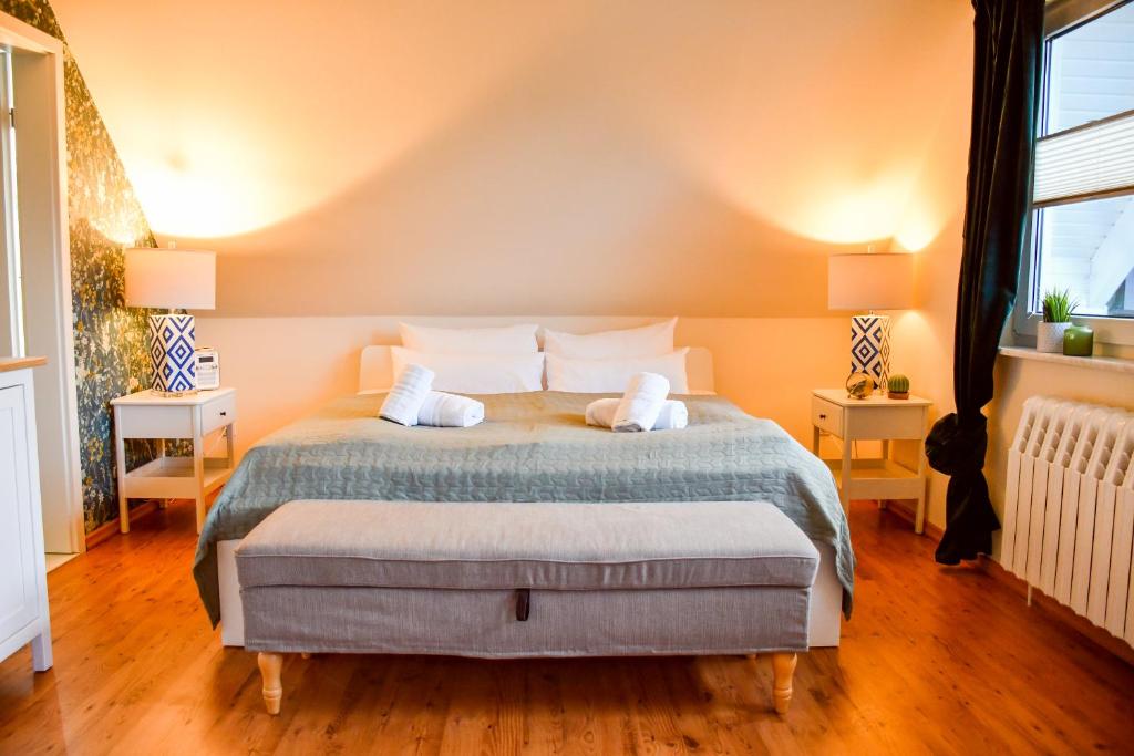 um quarto com uma cama com duas almofadas em KOCHWERK Restaurant & Pension em Zingst