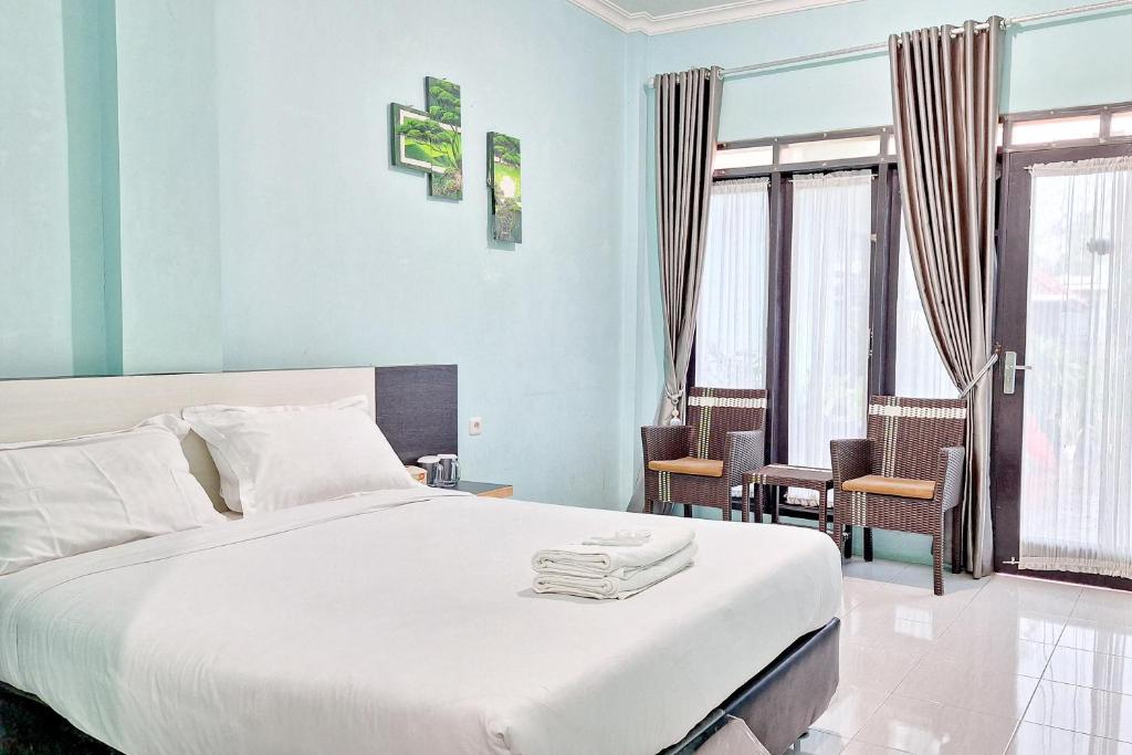 En eller flere senge i et værelse på Homestay Dalimo 2 Syariah Payakumbuh RedPartner