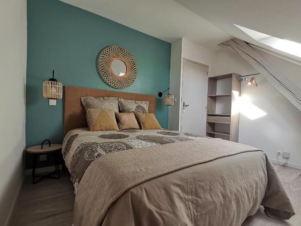 1 dormitorio con 1 cama grande y pared azul en L'Hortensia, en Soultz-Haut-Rhin