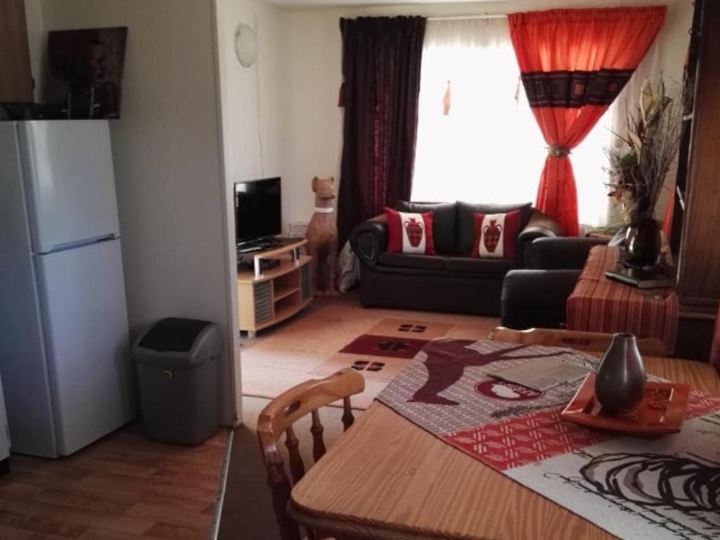 TV a/nebo společenská místnost v ubytování Kettle Guest Lodge Rustenburg