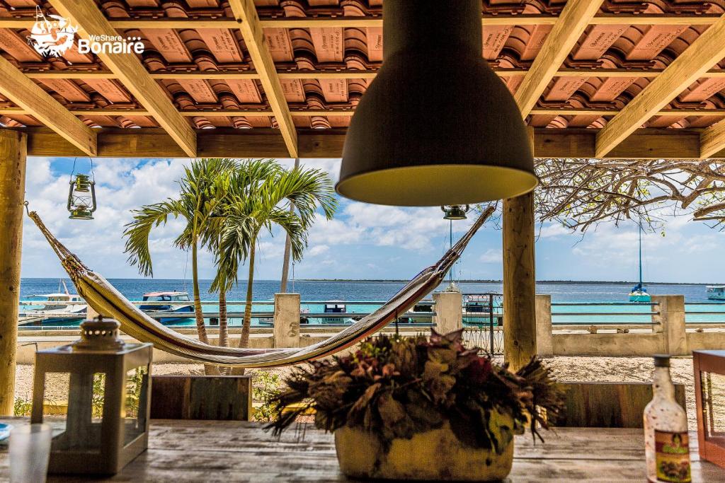 Kas Hamaka في كراليندايك: غرفة مع أرجوحة وإطلالة على الشاطئ