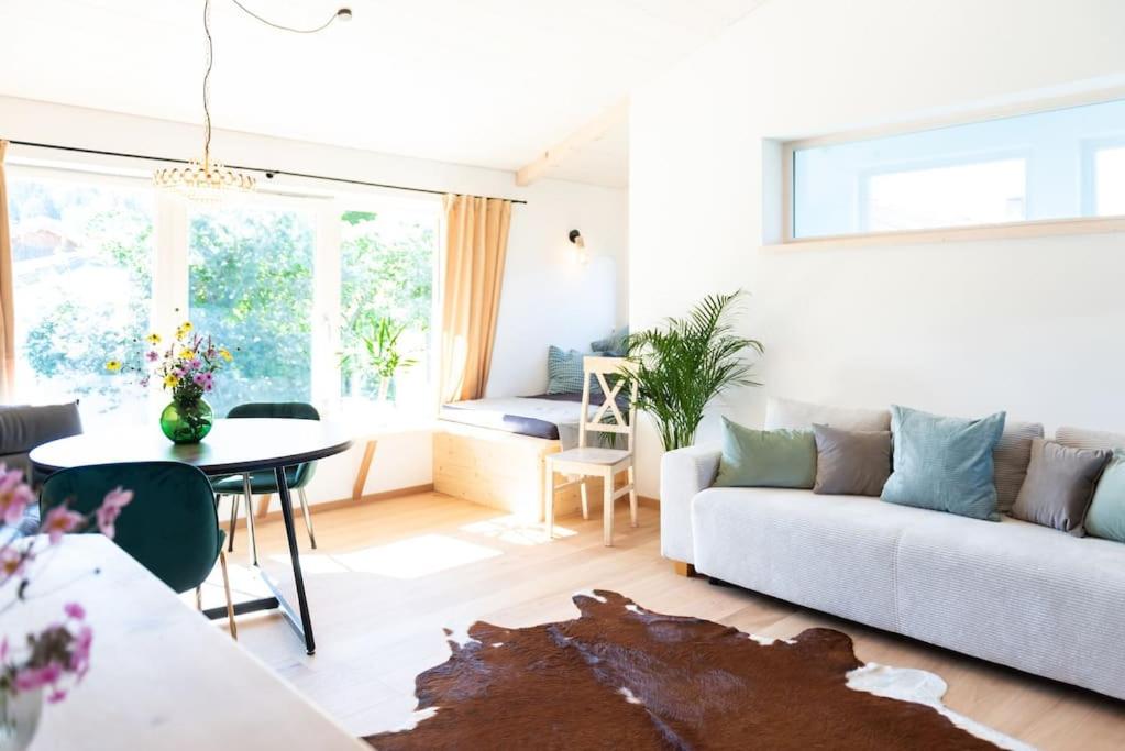 ein Wohnzimmer mit einem Sofa und einem Tisch in der Unterkunft Exklusives Design-Apartment & Sauna in Warngau