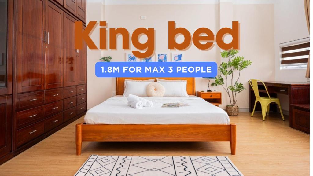 sypialnia z łóżkiem typu king-size i biurkiem w obiekcie Fika Homestay Nguyên Căn 600m2 - Trung Tâm Quy Nhơn, Cách Biển 50m w mieście Quy Nhơn