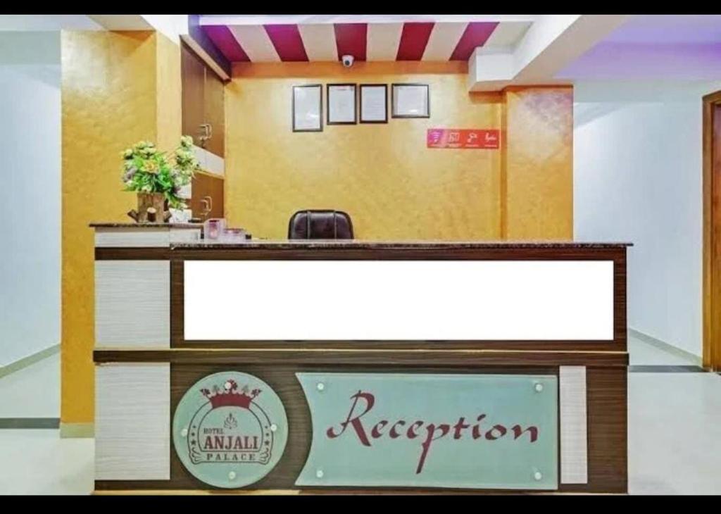 - une réception avec un panneau de réputation dans la chambre dans l'établissement Hotel Anjali palace, à Ahmedabad