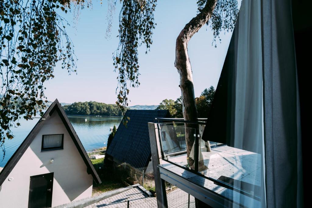 a house with a view of the water at NOI Resort SPA - woda i las in Tęgoborze