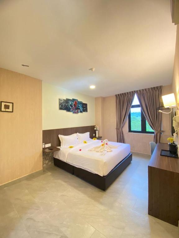 Rúm í herbergi á Well Hotel By Maco at Legoland