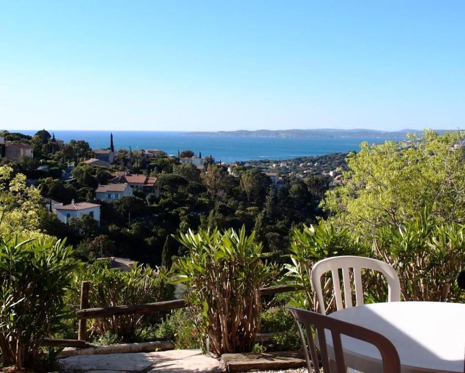 une table et des chaises sur une colline avec vue sur l'océan dans l'établissement Les Issambres Corniche - maeva Home - Studio 4 Personnes Sélection MAE-2290, aux Issambres