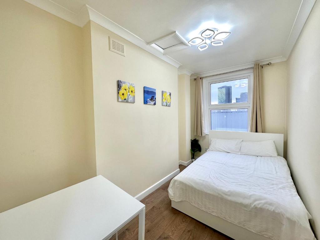 ein kleines Schlafzimmer mit einem Bett und einem Fenster in der Unterkunft The Euston Guest House-64 in London