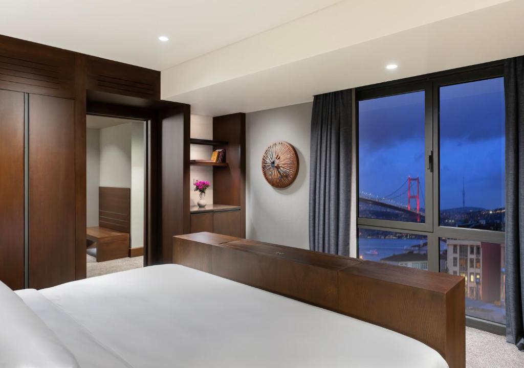 Postel nebo postele na pokoji v ubytování Crowne Plaza Istanbul - Ortakoy Bosphorus by IHG
