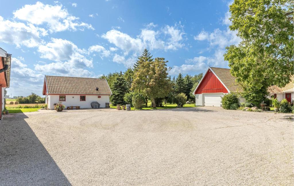 eine Auffahrt mit zwei Gebäuden und einem roten Dach in der Unterkunft Cozy Home In Lund With Kitchen in Lund