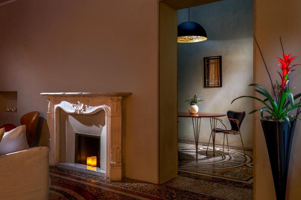 SuiteSistina for Brave Lovers - Presidential Suite (3 Adults)