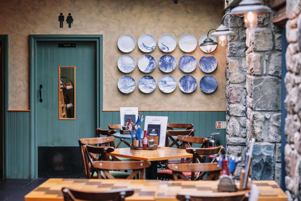 Posezení v ubytování The Bull and Townhouse, Beaumaris- The Inn Collection Group