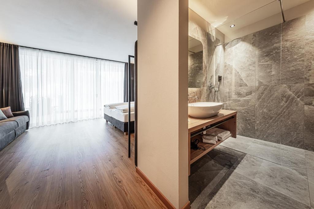 Postel nebo postele na pokoji v ubytování Hotel Alpenrose Dolomites
