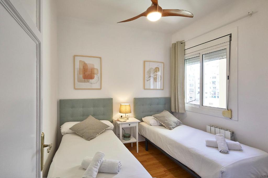 A bed or beds in a room at BBarcelona Central Eixample Flat