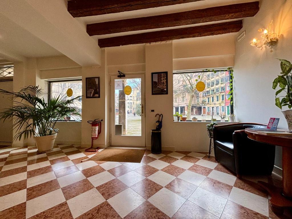 a living room with a checkered floor at Locanda del Ghetto in Venice