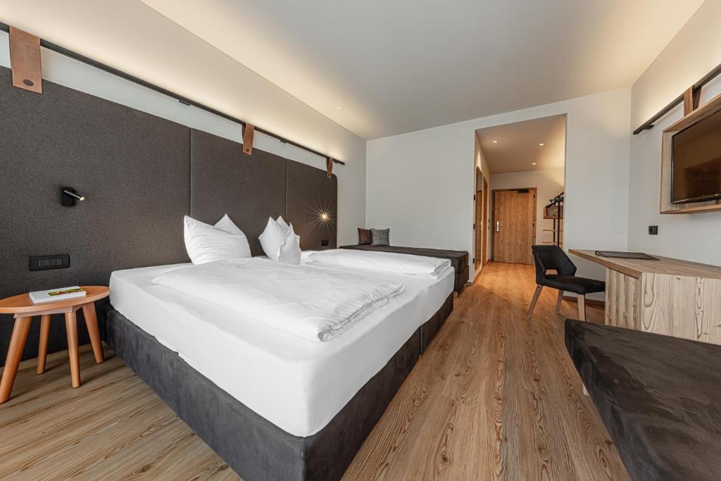 Postel nebo postele na pokoji v ubytování Hotel Alpenrose Dolomites