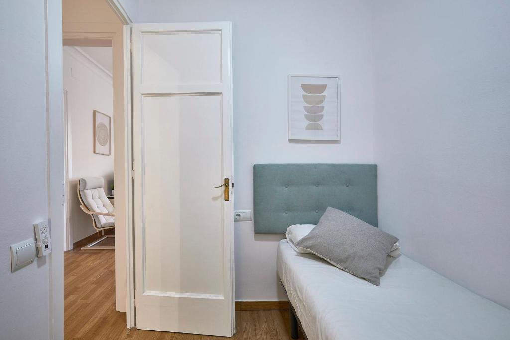 A bed or beds in a room at BBarcelona Central Eixample Flat