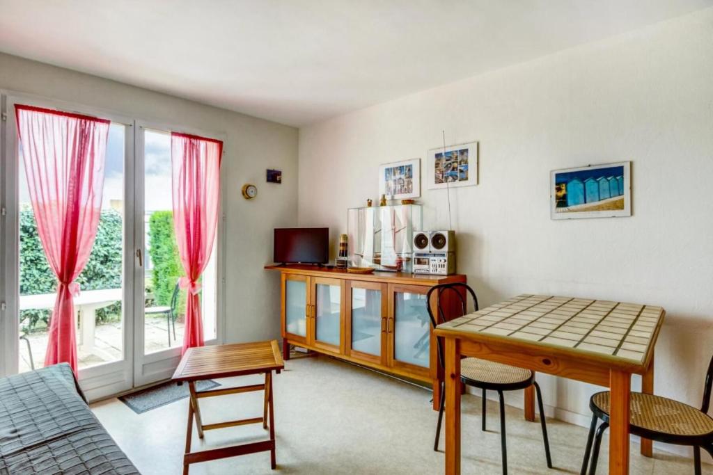 a room with a table and chairs and a window at Résidence Mané Vihan proche de la plage - maeva Home - Appartement 2 Pièces 4 Personnes Budget MAE-7335 in Arzon