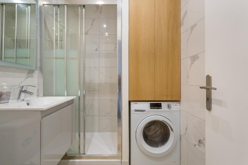 a bathroom with a washing machine and a sink at Hamac Suites - Monplaisir fully equipped studio-2p in Lyon