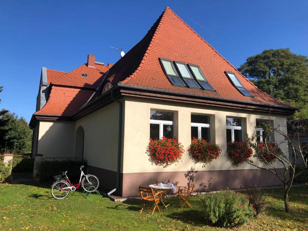 una casa con due finestre e una bicicletta parcheggiata nel cortile di Quartier Alte Schule Breese a Breese