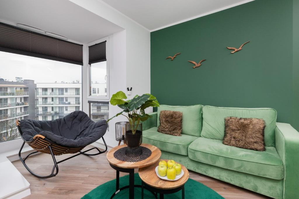 Гостиная зона в Green Apartment in Gdańsk with Free Access to the Gym and Parking by Renters
