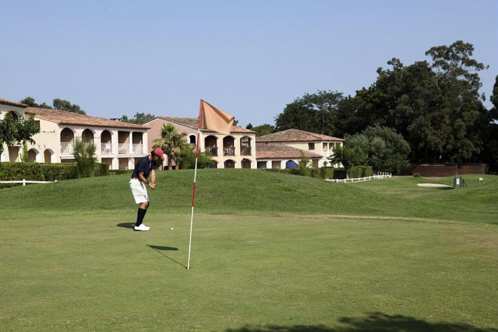 osoba gra w golfa na putting green w obiekcie Résidence Les Parcs de Grimaud - maeva Home - 2 Pièces 4 Personnes Sélection MAE-1693 w mieście Grimaud