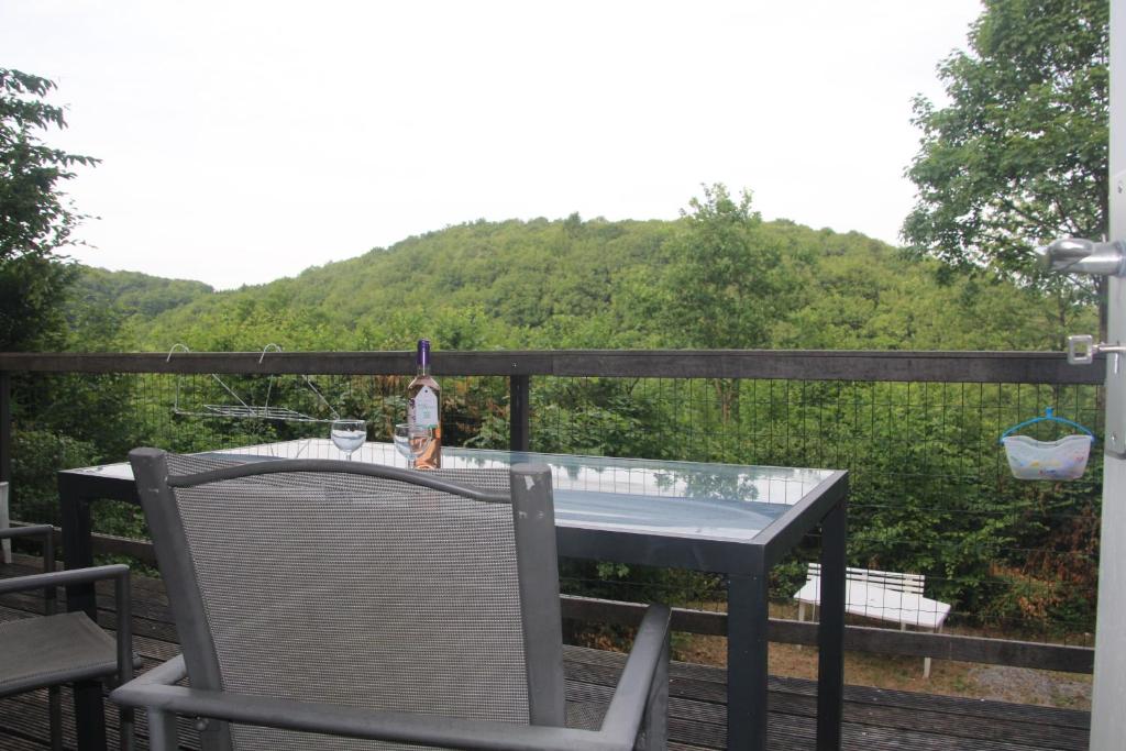 - Balcón con mesa y sillas y vistas a la montaña en Bosvilla Ardennen, en Durbuy