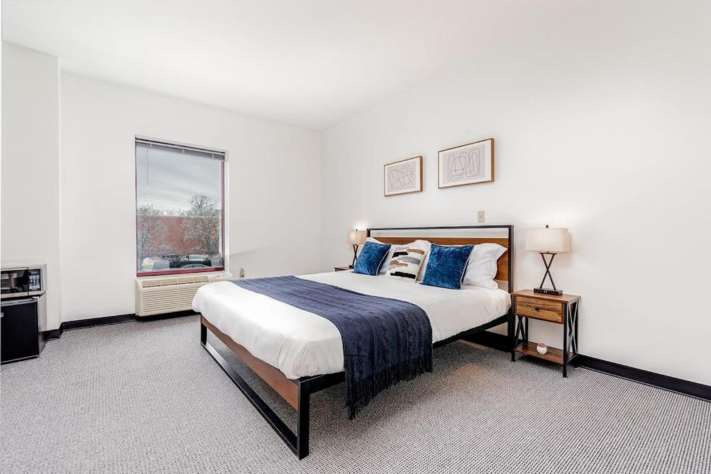 Gallery image of CozySuites CWE King Suite with parking! in Tower Grove