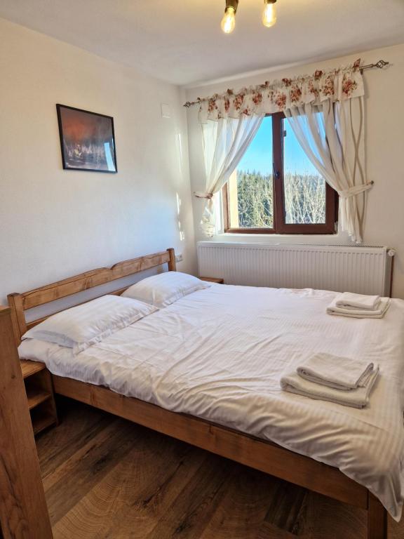 Un pat sau paturi într-o cameră la Casa Iarina Rânca