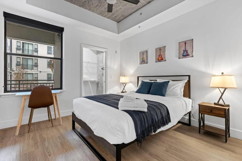 Un dormitorio blanco con una cama grande y una ventana en TWO CozySuites Modern Midtown Loft 25 & 20, en Nashville