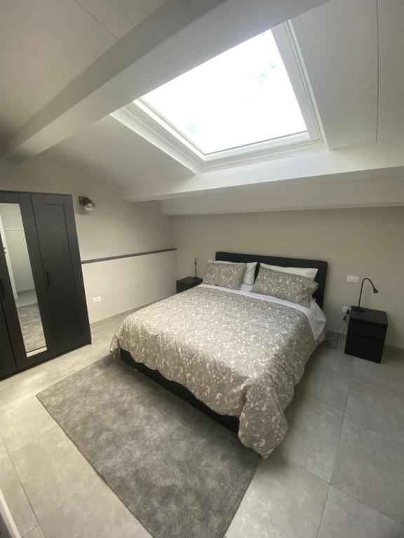 sypialnia z łóżkiem i świetlikiem w obiekcie Huis Van Wittel w mieście Caserta