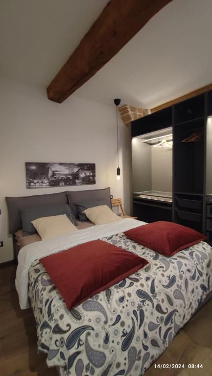 1 dormitorio con 1 cama grande con manta roja y blanca en Centro storico di Bologna via Petroni, en Bolonia