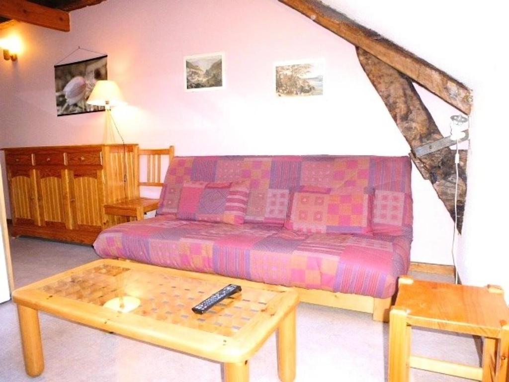 un salon avec un canapé et une table basse dans l'établissement Résidence Casino - Appartement proche ski bus et commerces MAE-8304, à Barèges