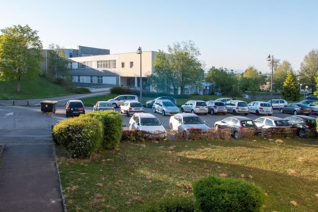 un grupo de autos estacionados en un estacionamiento en BEL APPART rénové en face des universités, en Brunstatt