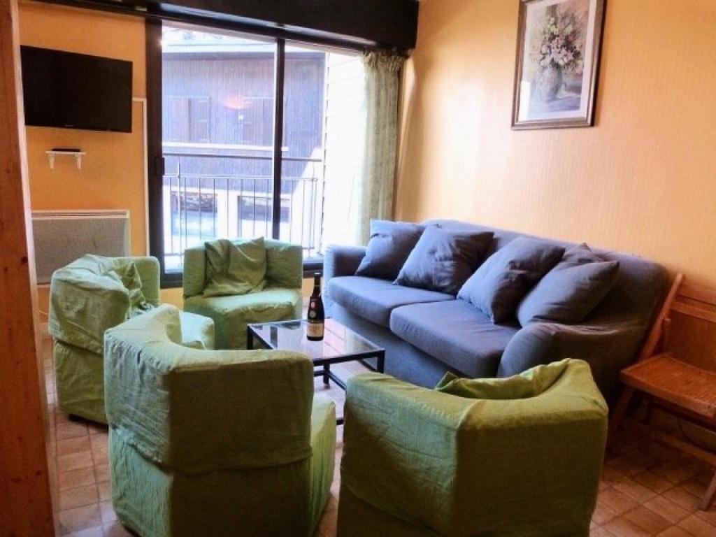 un salon avec un canapé et deux chaises dans l'établissement Résidence Oncet - Appartement 6 couchages, dans le centre de Barèges MAE-8394, à Barèges
