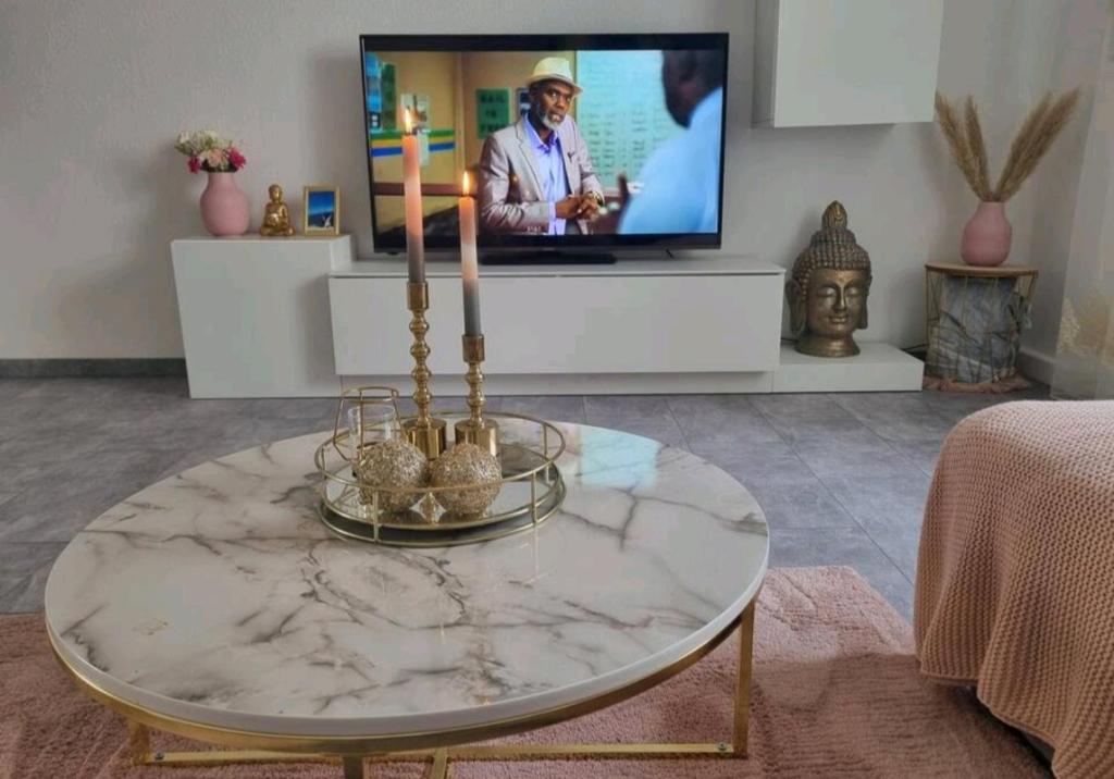 - un salon avec une table basse et une télévision dans l'établissement Zentral gelegene 2-ZKB-Wohnung Koblenz Vorstadt, à Coblence