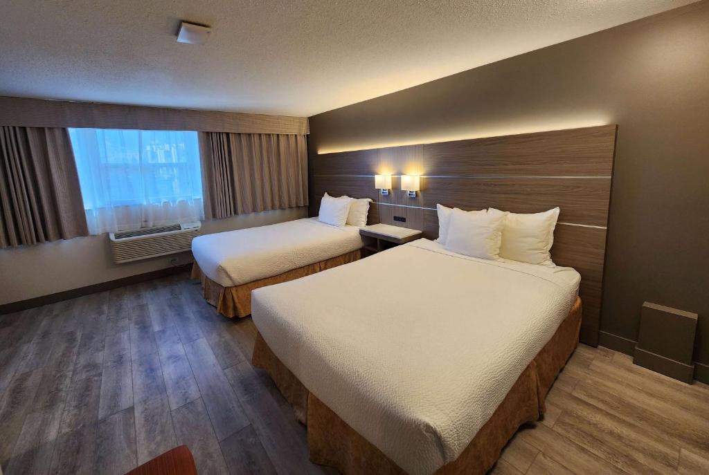 Postel nebo postele na pokoji v ubytování Days Inn by Wyndham Penticton Conference Centre
