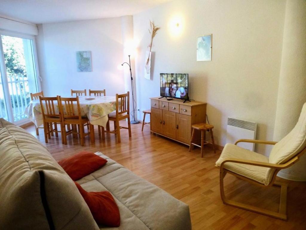 un salon avec un canapé et une salle à manger dans l'établissement Résidence Ayre - Appartement 6 couchages proche du centre de Barèges MAE-8624, à Barèges