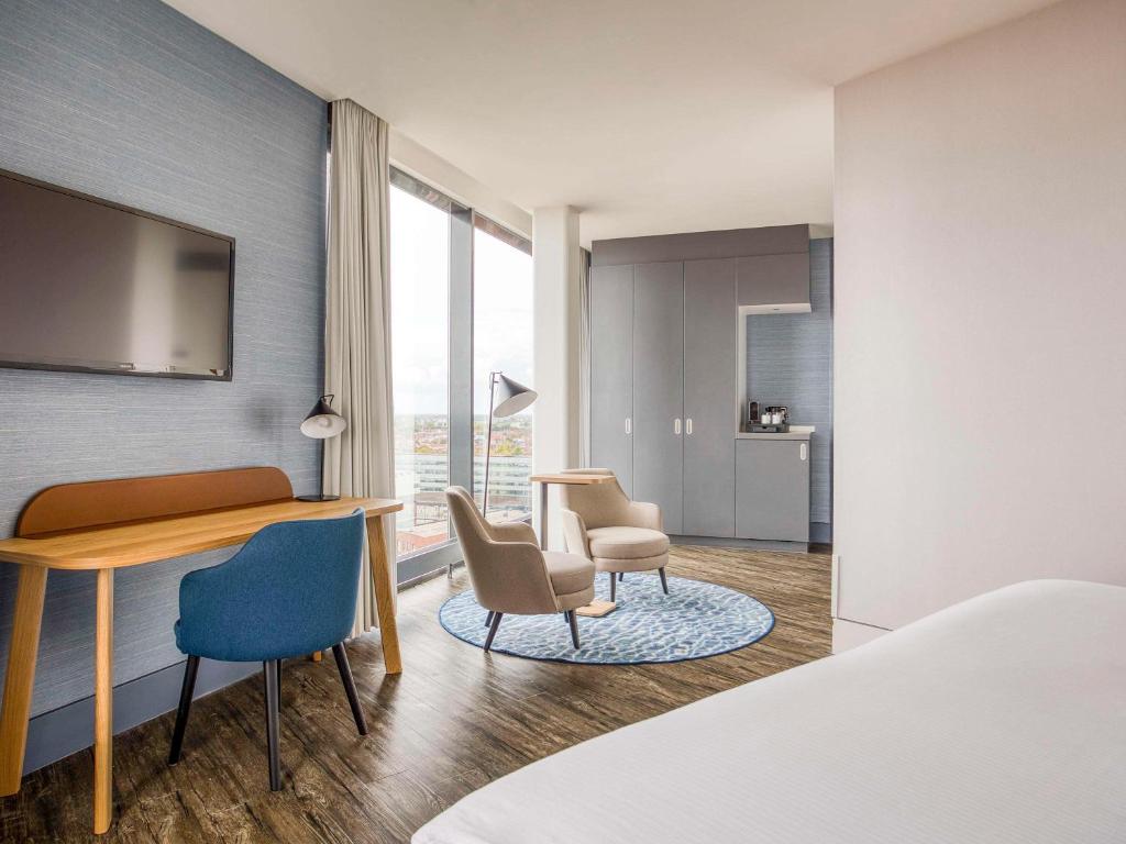 TV a/nebo společenská místnost v ubytování Mercure Hotel Amersfoort Centre