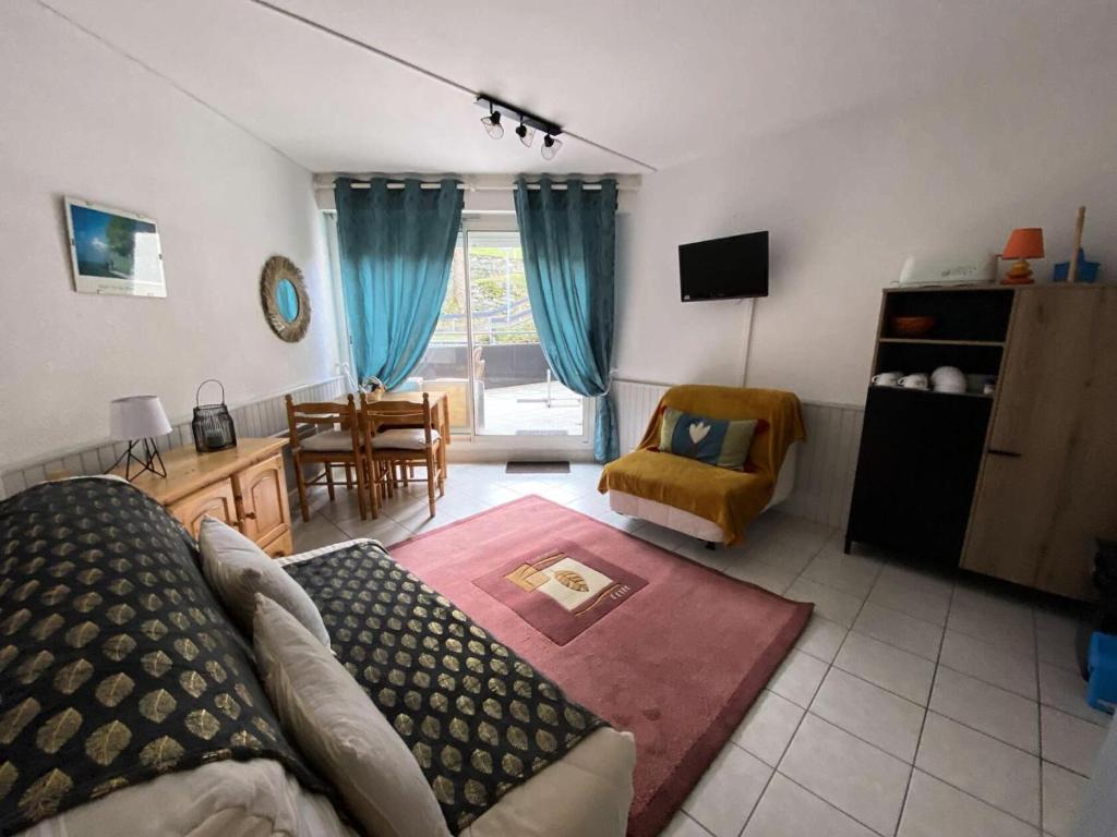 un salon avec un canapé et une salle à manger dans l'établissement Résidence Ayre - Studio dans le centre de Barèges exposé Sud MAE-3061, à Barèges