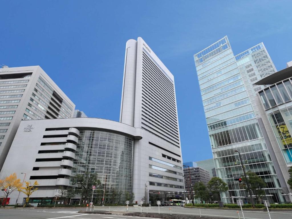 un grupo de edificios altos en una ciudad en Hilton Osaka Hotel, en Osaka