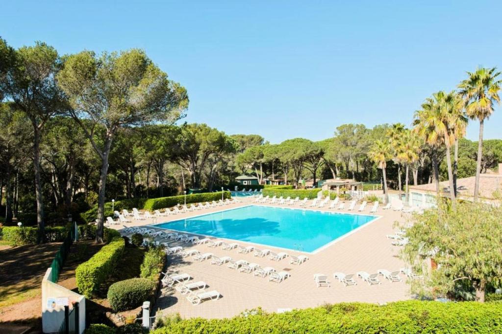 an image of a swimming pool with lounge chairs and a resort at Résidence Saint-Raphaël Valescure - maeva Home - Studio 2 personnes - Séle 41 in Valescure
