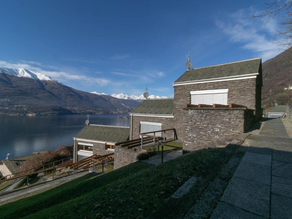 uma casa com vista para um lago e montanhas em Mamma Ciccia - breathtaking views with pool area em Bellano