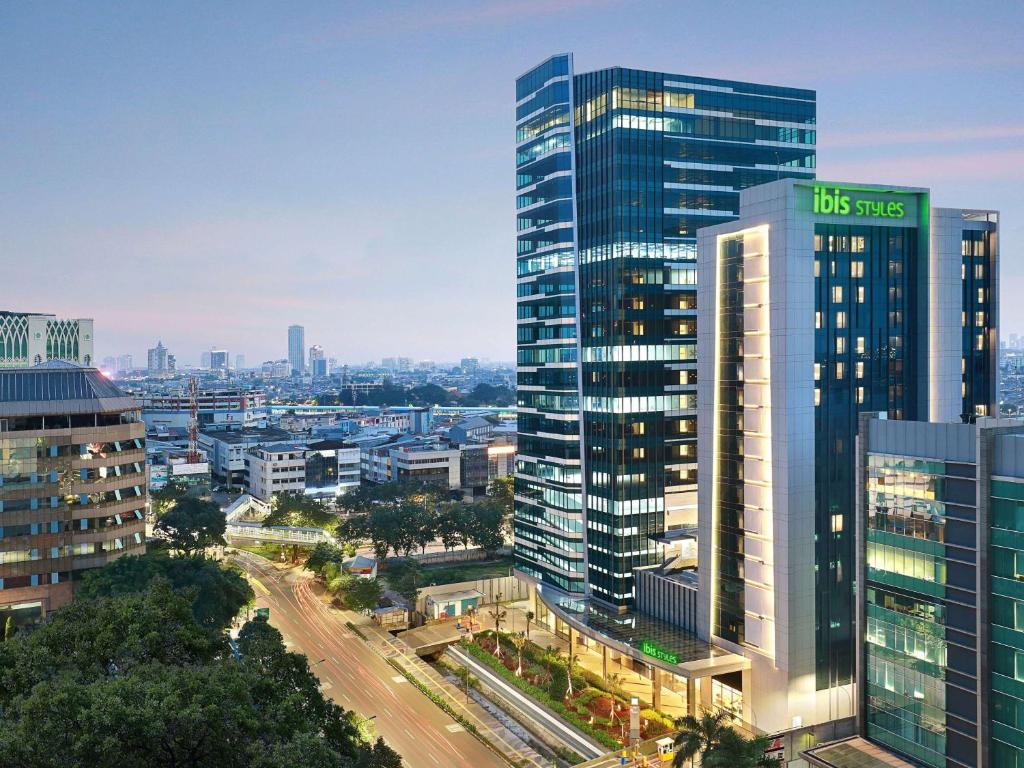 uma vista para uma cidade com edifícios altos em ibis Styles Jakarta Tanah Abang em Jakarta