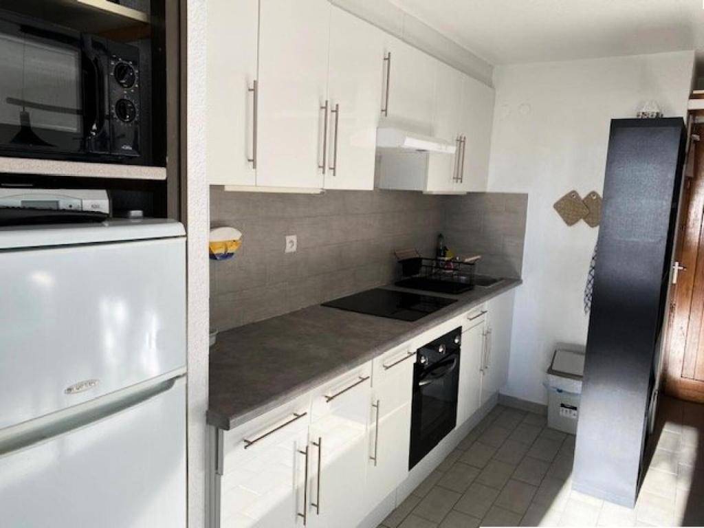 Kuchyňa alebo kuchynka v ubytovaní Résidence Antigua - Studio Cabine 4 couchages LE BARCARES MAE-8304