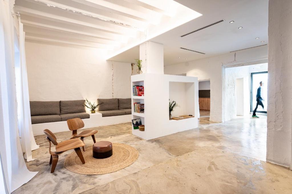 a living room with a couch and a table at Casa cristo 37 navarrés in Navarrés