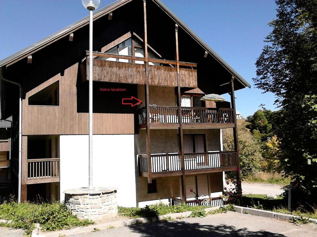 een gebouw met een balkon met een bord erop bij Résidence Plan Soleil - 2 Pièces pour 4 Personnes 24 in Valloire