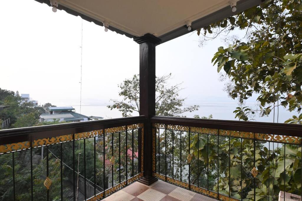 une véranda avec vue sur le jardin dans l'établissement Camilla Living- A Luxury Escape by the Riverside!, à Guwahati